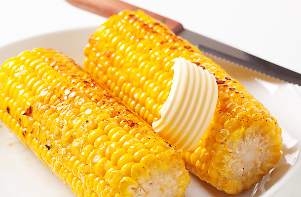 포토 JPG 해외이미지 접시 실내 옥수수 요리 사람없음 아웃포커스 나이프 흰배경 버터 해외202004 해외202105 해외포토 식기 백그라운드 곡류 촬영기법 내부 흰색 칼 파일형식