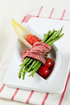 포토 JPG 해외이미지 접시 디자인 음식 조각 잎 토마토 채소 건강 육류 요리 사람없음 소고기 신선 사발 굽기 점심식사 등심 앙트레 해외202004 해외202105 해외포토 식물 식기 식재료 식사 사기그릇 구이 파일형식