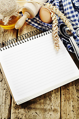 포토 JPG 해외이미지 실내 사람없음 계란 벼 식탁보 준비 나무바닥 홈베이킹 제빵 스프링노트 계량스푼 꿀 반죽밀대 해외202004 해외포토 주방용품 곡류 바닥 내부 제과제빵 알 공책 밀대 파일형식