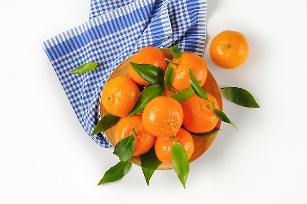 포토 JPG 해외이미지 스튜디오촬영 잎 귤 사람없음 신선 천 흰배경 담기 나무그릇 해외202004 해외202105 해외포토 식물 그릇 백그라운드 과일 모션 실내 목재 흰색 직물 파일형식