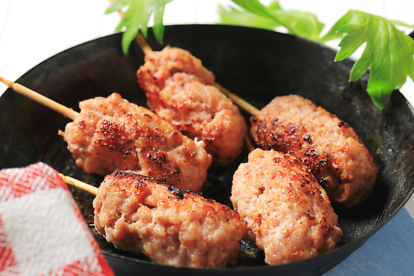 포토 JPG 해외이미지 채소 실내 사람없음 식탁보 프라이팬 꼬치 미트볼 꼬치요리 해외202004 해외202105 해외포토 음식 주방용품 요리 내부 파일형식