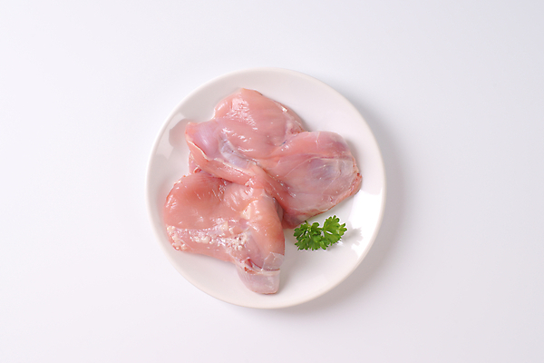 포토 JPG 해외이미지 스튜디오촬영 접시 파슬리 생고기 사람없음 닭고기 신선 흰배경 날것 생닭 해외202004 해외202105 해외포토 식기 백그라운드 채소 실내 육류 흰색 닭 파일형식