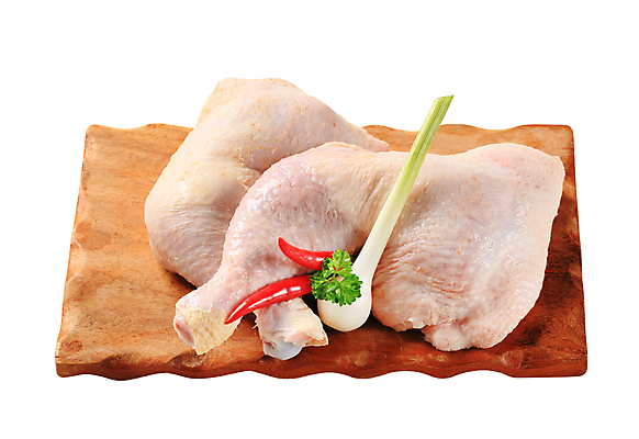 포토 JPG 해외이미지 실내 생고기 사람없음 닭고기 신선 흰배경 날것 홍고추 닭다리 파 나무도마 생닭 해외202004 해외202105 해외포토 백그라운드 채소 고추 도마 육류 내부 목재 흰색 닭 파일형식