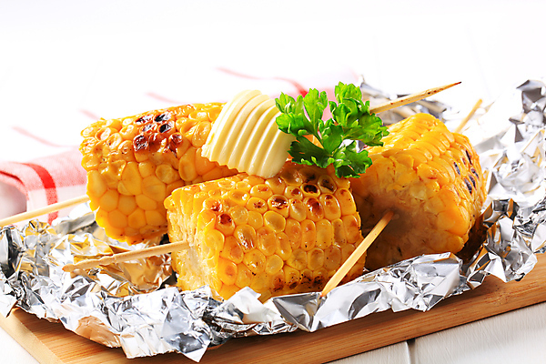 포토 JPG 해외이미지 실내 옥수수 요리 사람없음 꼬치 은박지 흰배경 버터 고소한맛 나무도마 옥수수구이 해외202004 해외202105 해외포토 백그라운드 곡류 도마 내부 목재 흰색 맛 구이 파일형식