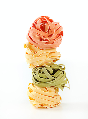 포토 JPG 해외이미지 스튜디오촬영 잡화 음식 재료 공 파스타 스파게티 사람없음 빨간색 초록색 노란색 쌓기 면 플랫 흰배경 페투치네 탈리아텔레 해외202004 해외202105 해외포토 컬러 백그라운드 모션 서양음식 실내 흰색 파스타면 파일형식