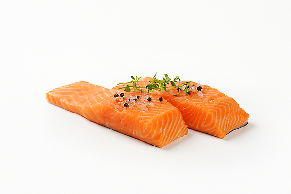 포토 JPG 해외이미지 음식 2 건강 어류 사람없음 신선 자르기 향신료 흰배경 날것 소금 연어 백리향 생식 해외202004 해외202105 해외포토 백그라운드 모션 수중동물 흰색 향미료 파일형식