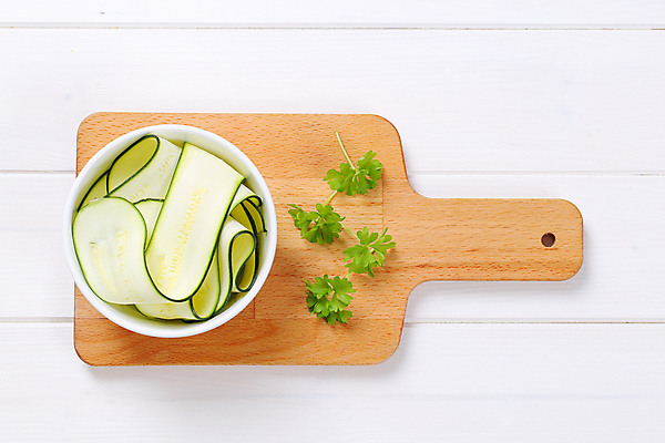 포토 JPG 해외이미지 스튜디오촬영 리본 음식 조각 채소 재료 호박 도마 건강 사람없음 목재 초록색 쌓기 흰색 신선 사발 가득함 유기농 날것 머리위 국산 스쿼시 흙더미 내추럴 숙성 얇은 주키니 해외202004 해외202105 해외포토 나무 웰빙 스포츠 컬러 모션 주방용품 실내 구기 흙 사기그릇 파일형식 더미