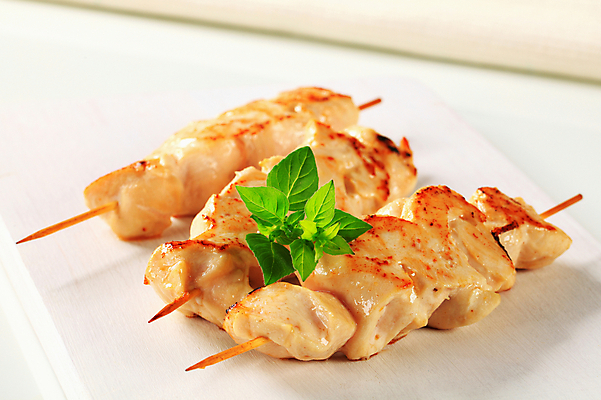 포토 JPG 해외이미지 접시 실내 사람없음 닭고기 세개 흰배경 꼬치요리 닭꼬치 해외202004 해외202105 해외포토 식기 백그라운드 육류 3 요리 내부 흰색 꼬치 파일형식