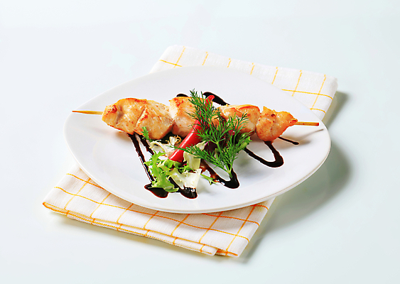 포토 JPG 해외이미지 접시 실내 사람없음 닭고기 샐러드 식탁보 소스 흰배경 꼬치요리 닭꼬치 해외202004 해외202105 해외포토 식기 음식 백그라운드 육류 요리 내부 흰색 양념 꼬치 파일형식