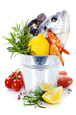 포토 JPG 해외이미지 식재료 방울토마토 새우 실내 어류 사람없음 레몬 양동이 해산물 흰배경 후추 로즈메리 황새치 해외202004 해외포토 백그라운드 토마토 과일 갑각류 내부 수중동물 흰색 허브 향신료 파일형식 새치