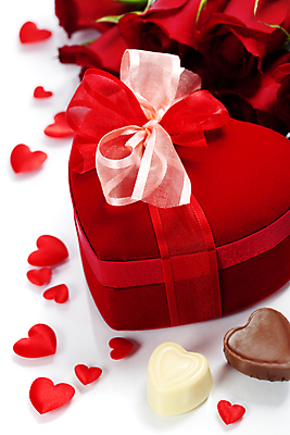 포토 JPG 해외이미지 실내 발렌타인데이 사랑 사람없음 선물상자 장미 초콜릿 하트 오브젝트 흰배경 하트상자 해외202004 해외포토 모양 꽃 감정 백그라운드 데이이벤트 디저트 선물 내부 상자 흰색 파일형식