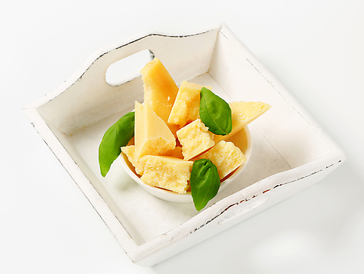 포토 JPG 해외이미지 스튜디오촬영 음식 조각 치즈 유제품 사람없음 목재 노란색 수확 흰색 애피타이저 바질 해외202004 해외202105 해외포토 나무 컬러 농업 재료 실내 파일형식