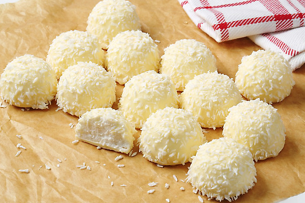 포토 JPG 해외이미지 스튜디오촬영 디저트 사람없음 과자 초콜릿 달콤 코코넛 나무배경 해외202004 해외202105 해외포토 음식 백그라운드 과일 실내 맛 파일형식