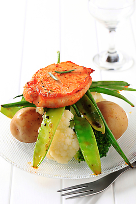 포토 JPG 해외이미지 접시 음식 채소 감자 건강 육류 돼지고기 요리 사람없음 식사 저녁식사 브로콜리 자르기 매움 점심식사 꼬투리 앙트레 절임 해외202004 해외202105 해외포토 식기 식재료 모션 맛 파일형식