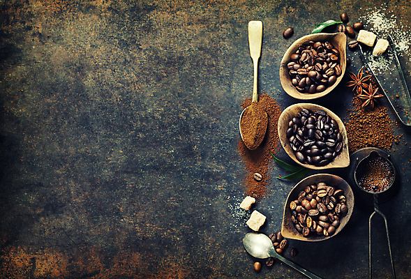 포토 JPG 해외이미지 검은배경 실내 사람없음 하이앵글 숟가락 원두 담기 나무그릇 커피가루 해외202004 해외포토 그릇 커피 뷰포인트 백그라운드 모션 수저 내부 목재 검은색 가루 파일형식