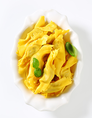 포토 JPG 해외이미지 스튜디오촬영 접시 음식 채소 치즈 파스타 요리 사람없음 허브 머리위 바질 폭식 백자 삶기 리코타치즈 해외202004 해외202105 해외포토 식물 식기 유제품 서양음식 실내 도자기 파일형식