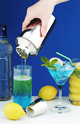 포토 JPG 해외이미지 손 음료 백그라운드 유리 사람없음 파란색 얼음 주스 추위 칵테일 붓기 레몬 믹서 준비 밀짚 마티니 섞기 소다 스테인레스 정물화 셰이커 해외202004 해외202105 해외포토 자연요소 컬러 과일 모션 재질 주류 신체부위 짚 그림 파일형식