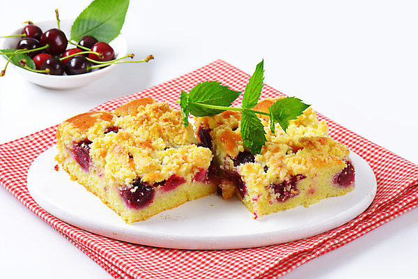 포토 JPG 해외이미지 음식 조각 과일 디저트 사람없음 빨간색 케이크 사각형 흰색 신선 달콤 아침식사 굽기 확인 냅킨 체크무늬 토핑 핸드메이드 행주 해외202004 해외202105 스펀지케이크 해외포토 도형 컬러 무늬 식사 맛 청소도구 구이 파일형식