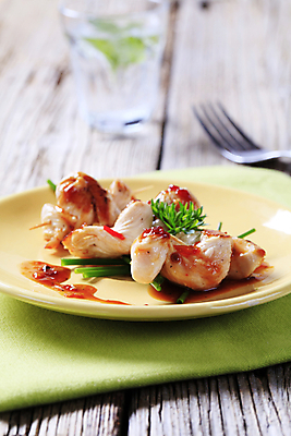 포토 JPG 해외이미지 접시 포크 실내 사람없음 아웃포커스 닭고기 식탁보 소스 꼬치요리 닭꼬치 나무배경 해외202004 해외202105 해외포토 식기 백그라운드 촬영기법 육류 요리 내부 양념 꼬치 파일형식