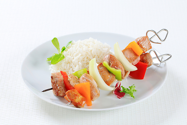 포토 JPG 해외이미지 접시 채소 밥 양파 파프리카 실내 돼지고기 사람없음 흰배경 꼬치요리 해외202004 해외202105 해외포토 식기 음식 백그라운드 육류 요리 내부 흰색 꼬치 파일형식