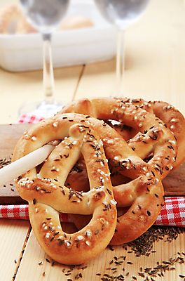 포토 JPG 해외이미지 빵 도마 씨앗 사람없음 신선 막대기 맛 정크푸드 굽기 매듭 나무숟가락 엮은 이스트 입가심 절임 페스츄리 핸드메이드 브레첼 해외202004 해외202105 해외포토 식물 음식 컨셉 주방용품 디저트 숟가락 구이 파일형식