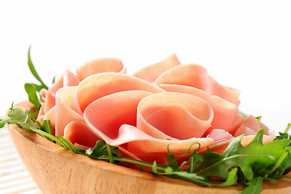 포토 JPG 해외이미지 음식 잎 채소 건강 육류 돼지고기 사람없음 목재 치킨 샐러드 로켓 신선 사발 애피타이저 묘사 흰배경 유기농 햄 날것 슬라이스 고립 루꼴라 얇은 편육 해외202004 해외202105 해외포토 나무 식물 웰빙 백그라운드 식재료 재료 흰색 사기그릇 닭고기요리 파일형식