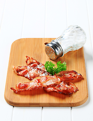 포토 JPG 해외이미지 음식 조각 유리 도마 육류 돼지고기 사람없음 목재 튀김 맛 굽기 베이컨 얇은 치유 해외202004 해외202105 해외포토 나무 컨셉 식재료 재료 재질 주방용품 구이 파일형식