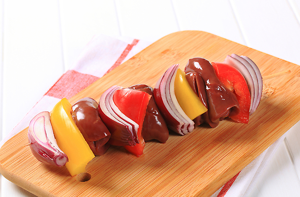 포토 JPG 해외이미지 파프리카 실내 사람없음 닭고기 식탁보 흰배경 간 꼬치요리 나무도마 닭꼬치 적양파 해외202004 해외202105 해외포토 백그라운드 채소 양파 도마 육류 요리 내부 목재 흰색 장기_의학 꼬치 파일형식