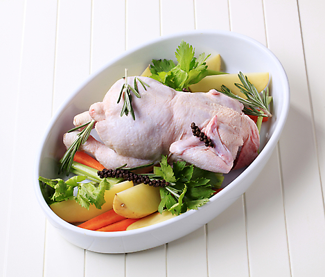 포토 JPG 해외이미지 그릇 감자 실내 생고기 사람없음 닭고기 당근 신선 흰배경 담기 날것 로즈메리 생닭 통후추 해외202004 해외202105 해외포토 식기 백그라운드 채소 모션 뿌리채소 육류 내부 흰색 닭 허브 후추 파일형식