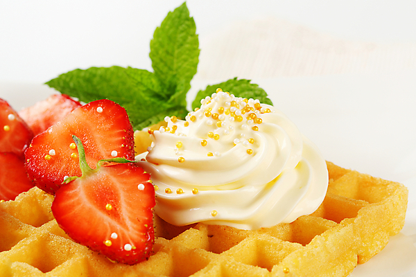 포토 JPG 해외이미지 무료이미지 접시 음식 과일 딸기 아이스크림 디저트 사람없음 노란색 과자 신선 달콤 굽기 크림 묘사 국자 반쪽 반죽 토핑 와플 팬케이크 셔벗 휘핑크림 해외202004 해외202105 해외포토 식기 컬러 주방용품 케이크 맛 구이 휘핑 파일형식