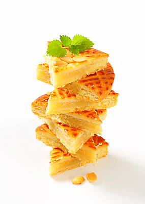 포토 JPG 해외이미지 스튜디오촬영 음식 조각 디저트 사람없음 쌓기 케이크 빵집 원형 달콤 굽기 네덜란드 아몬드 해외202004 해외202105 스펀지케이크 해외포토 도형 유럽 모션 실내 상점 견과류 맛 구이 파일형식