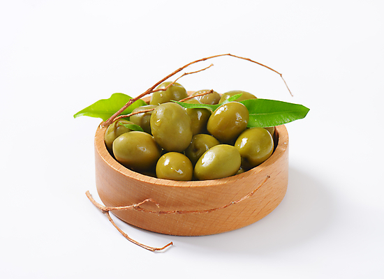 포토 JPG 해외이미지 스튜디오촬영 실내 사람없음 나뭇가지 흰배경 올리브 담기 나무그릇 올리브잎 올리브절임 해외202004 해외202105 해외포토 나무 그릇 열매 백그라운드 잎 모션 내부 목재 흰색 절임 파일형식