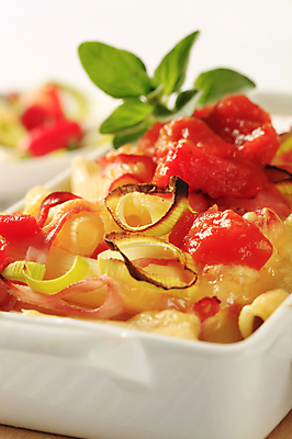 포토 JPG 해외이미지 음식 토마토 치즈 파스타 요리 사람없음 묘사 햄 부추 그라탱 백자 캐서롤 펜네 핸드메이드 해외202004 해외202105 해외포토 채소 유제품 서양음식 육류 도자기 용기_그릇 파일형식