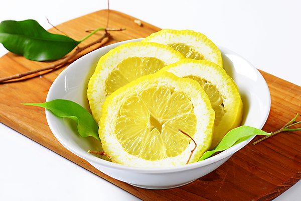 포토 JPG 해외이미지 스튜디오촬영 잎 사람없음 신선 사발 레몬 흰배경 담기 나무도마 해외202004 해외202105 해외포토 식물 백그라운드 과일 모션 도마 실내 목재 흰색 사기그릇 파일형식