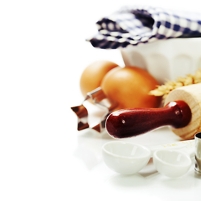 포토 JPG 해외이미지 실내 사람없음 계란 준비 흰배경 홈베이킹 제빵 쿠키틀 계량스푼 반죽밀대 해외202004 해외포토 백그라운드 주방용품 내부 제과제빵 알 흰색 밀대 제빵도구 파일형식