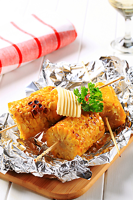 포토 JPG 해외이미지 실내 사람없음 식탁보 은박지 흰배경 버터 구운옥수수 꼬치요리 나무도마 옥수수구이 해외202004 해외202105 해외포토 백그라운드 도마 옥수수 요리 내부 목재 흰색 꼬치 구이 파일형식