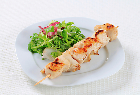 포토 JPG 해외이미지 접시 실내 사람없음 닭고기 샐러드 흰배경 꼬치요리 닭꼬치 해외202004 해외202105 해외포토 식기 음식 백그라운드 육류 요리 내부 흰색 꼬치 파일형식