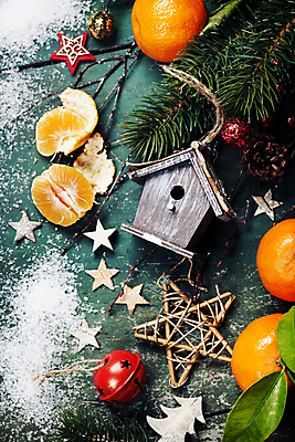 포토 JPG 해외이미지 별 크리스마스장식 크리스마스 귤 사람없음 하이앵글 눈 새장 오너먼트 해외202004 해외포토 자연요소 기념일 뷰포인트 과일 날씨 케이지 파일형식