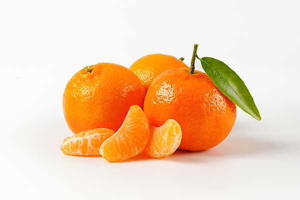 포토 JPG 해외이미지 스튜디오촬영 조각 잎 귤 사람없음 신선 흰배경 해외202004 해외202105 해외포토 식물 백그라운드 과일 실내 흰색 파일형식