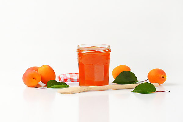 포토 JPG 해외이미지 스튜디오촬영 실내 사람없음 병 흰배경 나무숟가락 과일잼 살구 살구잼 해외202004 해외202105 해외포토 식기 백그라운드 과일 내부 숟가락 흰색 잼 파일형식