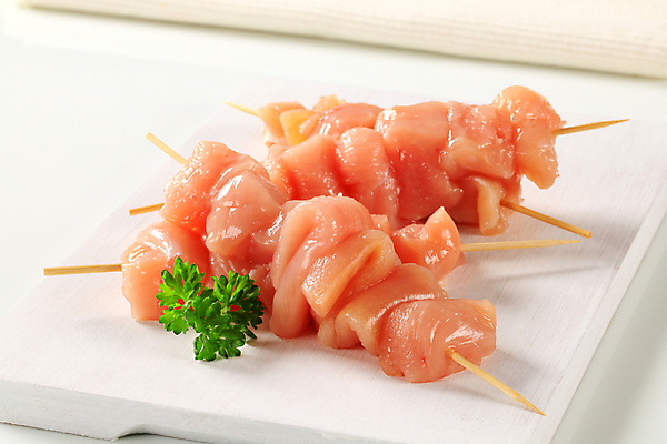 포토 JPG 해외이미지 접시 실내 파슬리 생고기 사람없음 닭고기 흰배경 꼬치요리 닭꼬치 해외202004 해외202105 해외포토 식기 백그라운드 채소 육류 요리 내부 흰색 꼬치 파일형식