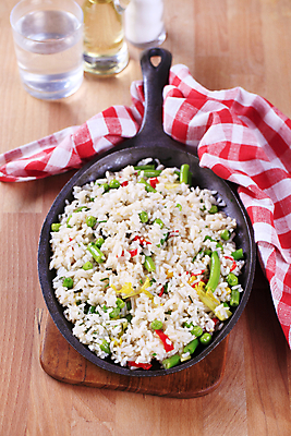 포토 JPG 해외이미지 음식 채소 밥 반찬 도마 옥수수 요리 사람없음 빨간색 검은색 저녁식사 튀김 프라이팬 낟알 확인 완두콩 냅킨 머리위 후추 점심식사 리조또 반주 채식주의자 해외202004 해외202105 해외포토 컬러 주방용품 콩 곡류 식사 향신료 채식 파일형식