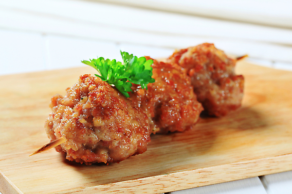 포토 JPG 해외이미지 실내 파슬리 사람없음 미트볼 흰배경 꼬치요리 나무도마 해외202004 해외202105 해외포토 음식 백그라운드 채소 도마 요리 내부 목재 흰색 꼬치 파일형식