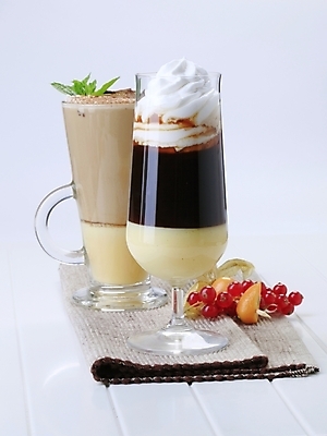 포토 JPG 해외이미지 커피 잔 실내 사람없음 식탁보 달콤 흰배경 두잔 레드커런트 휘핑크림 해외202004 해외202105 해외포토 식기 열매 음료 백그라운드 2 내부 흰색 맛 크림 휘핑 파일형식