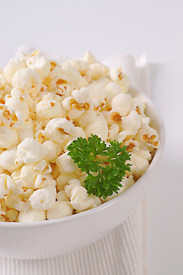 포토 JPG 해외이미지 스튜디오촬영 무료이미지 접시 음식 부분 옥수수 사람없음 쌓기 흰색 대접 신선 사발 가득함 팝콘 흙더미 짠맛 해외202004 해외202105 해외포토 식기 컬러 모션 곡류 실내 흙 사기그릇 맛 파일형식 더미 무료콘텐츠