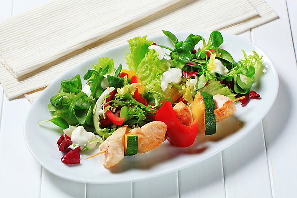 포토 JPG 해외이미지 접시 음식 조각 채소 건강 육류 요리 사람없음 치킨 샐러드 신선 꼬치 그릴 상추 바비큐 굽기 유기농 점심식사 케밥 루꼴라 치커리 해외202004 해외202105 해외포토 식기 웰빙 식재료 주방용품 식사 구이 닭고기요리 파일형식