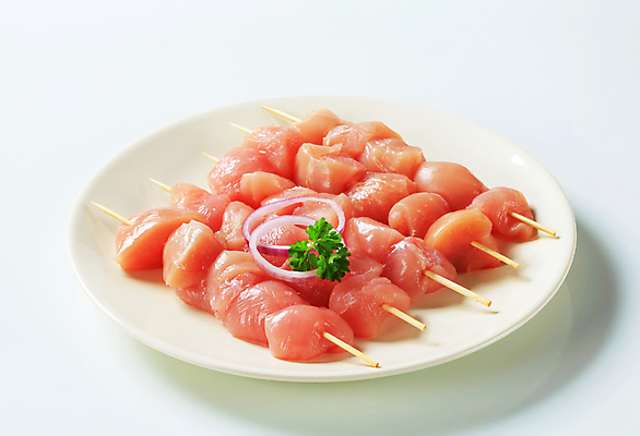 포토 JPG 해외이미지 접시 실내 파슬리 생고기 사람없음 닭고기 흰배경 꼬치요리 닭꼬치 적양파 해외202004 해외202105 해외포토 식기 백그라운드 채소 양파 육류 요리 내부 흰색 꼬치 파일형식