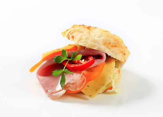 포토 JPG 해외이미지 스튜디오촬영 음식 조각 토마토 치즈 샌드위치 사람없음 신선 아침식사 굽기 흰배경 햄 롤 후추 점심식사 번 해외202004 해외202105 해외포토 빵 백그라운드 채소 유제품 실내 육류 식사 흰색 구이 향신료 파일형식