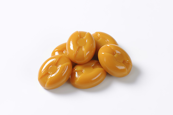 포토 JPG 해외이미지 스튜디오촬영 사탕 사람없음 쌓기 달콤 흰배경 캐러멜 해외202004 해외202105 해외포토 백그라운드 모션 디저트 실내 흰색 맛 파일형식