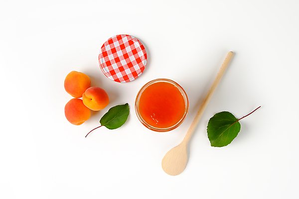 포토 JPG 해외이미지 스튜디오촬영 실내 사람없음 병 흰배경 나무숟가락 과일잼 살구 살구잼 해외202004 해외202105 해외포토 식기 백그라운드 과일 내부 숟가락 흰색 잼 파일형식